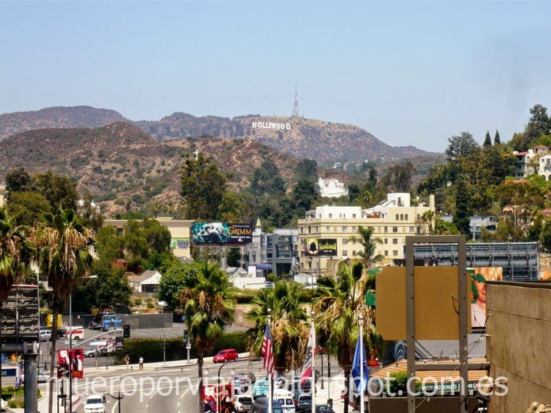 La ciudad de Los Angeles con el letrero de Hollywood de fondo en la colina