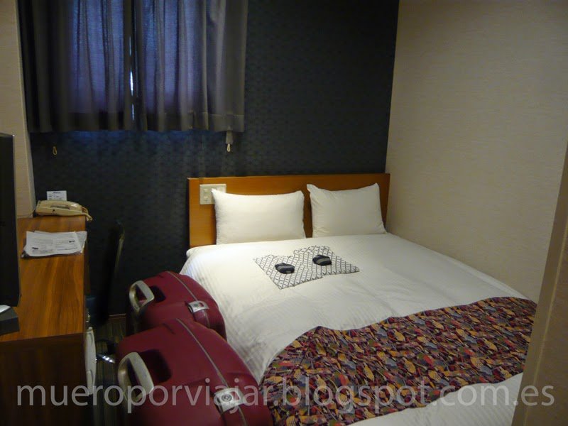 La cama de la habitación, es decir, el 95% de la habitación del hotel Touganeya