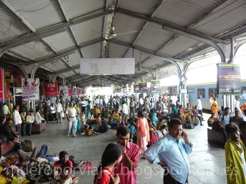 Estación de tren en hora punta, India