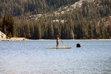 Chica practicando Paddle Surf en el Tenaya Lake de Yosemite