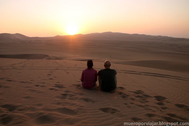 Puesta de sol en el desierto del Oasis de Huachachina, uno de los momentos memorables del viaje