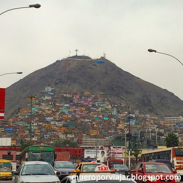 El colorido y muy bonito Cerro de San Cristobal en Lima