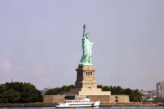 Vista de la estatua de la libertad desde el Ferry a Staten Island en New York