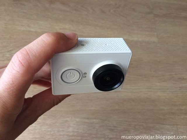 La cámara Xiaomi Yi Action es muy pequeña y versátil y con un diseño muy bonito