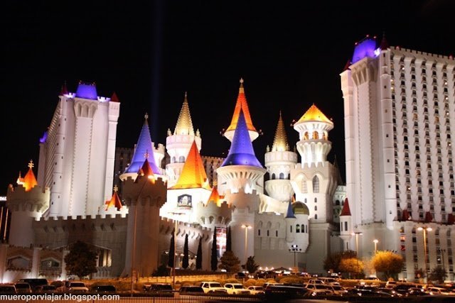 Pasear por Las Vegas Strip de noche es un espectáculo Pasear por Las Vegas Strip de noche es un espectáculo