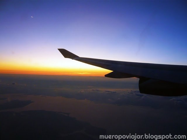 Ver amanecer desde la ventana del avión es un básico de todo viajero que se precie