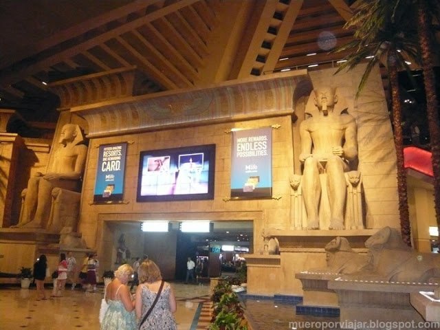 Y el interior del Hotel Luxor aún es más impresionante, parece un museo Y el interior del Hotel Luxor aún es más impresionante, parece un museo