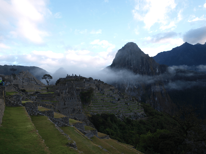 Machu Picchu a primera hora tiene un aspecto muy aventurero