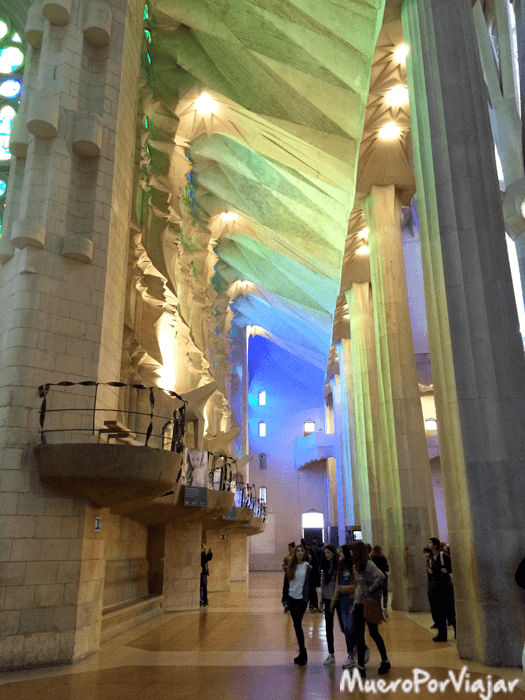 El interior de la Sagrada Familia muestra una mezcla de colores preciosa