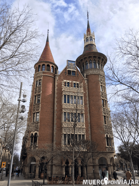La imponente e inconfundible fachada principal de la casa de les punxes en Barcelona