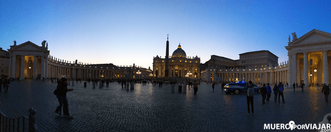 Panorámica del Vaticano oscureciendo e iluminado 