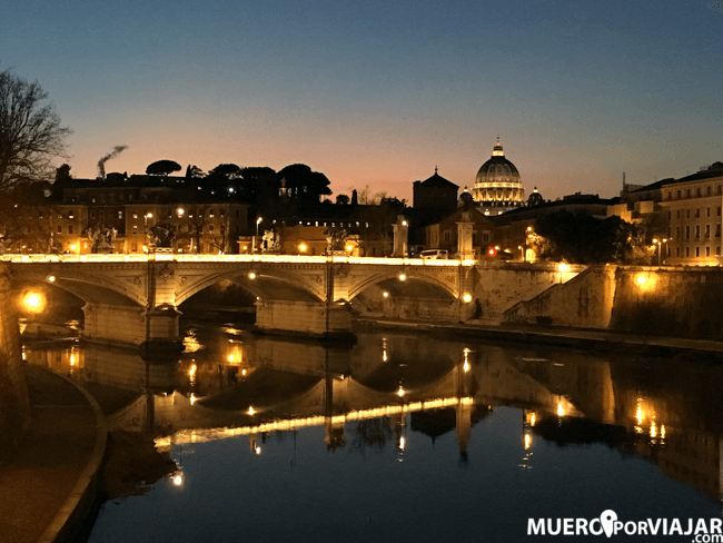 Las vistas de la Basílica de San Pedro y el Ponte de  Sant'Angelo de noche son muy bonitas