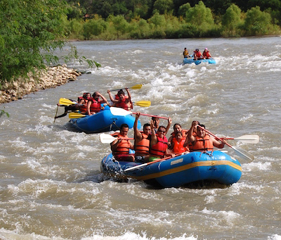 Se pueden practicar deportes de aventura como el rafting