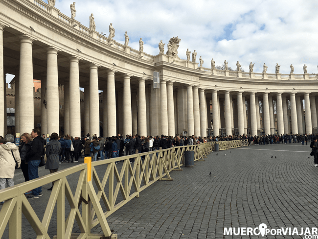 La cola para entrar a la Basílica de San Pedro, entrada gratuita.
