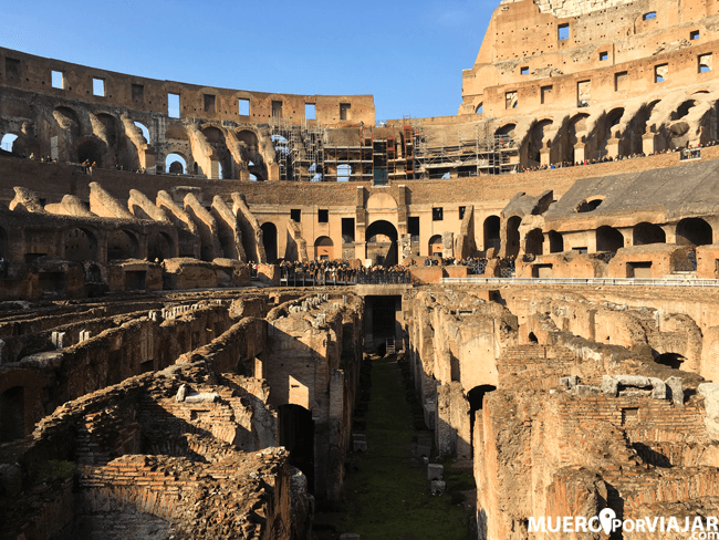 El interior del espectacular Coliseo romano desde la arena
