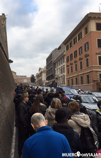 La cola para entrar a los Museos Vaticanos, normalmente es bastante larga