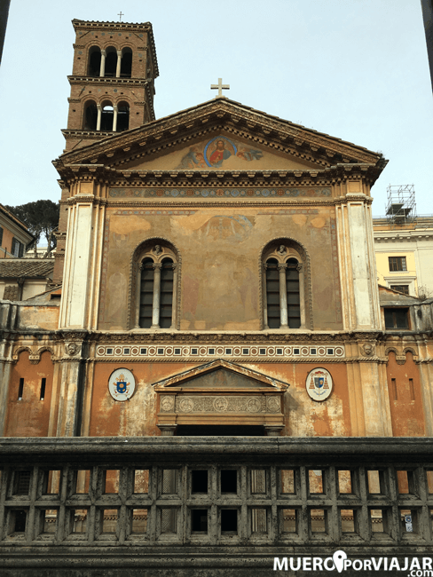 Fachada de la basilica de Santa Pudenziana en Roma