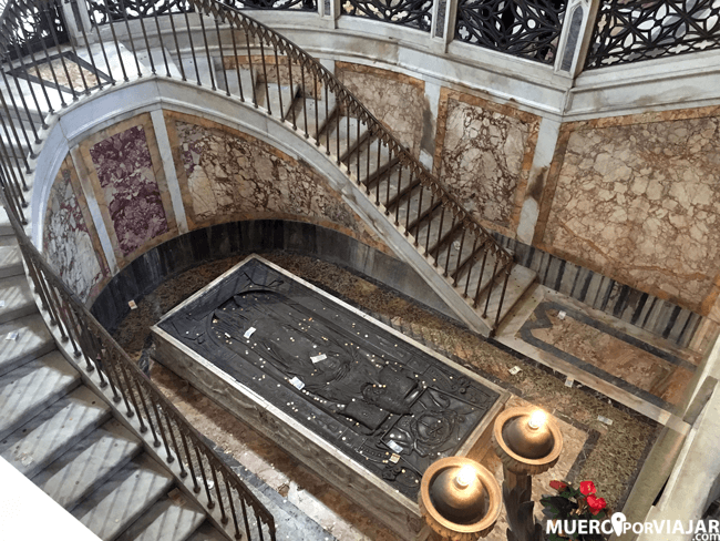 Tumba en la cripta de Santa Maria Maggiore en Roma
