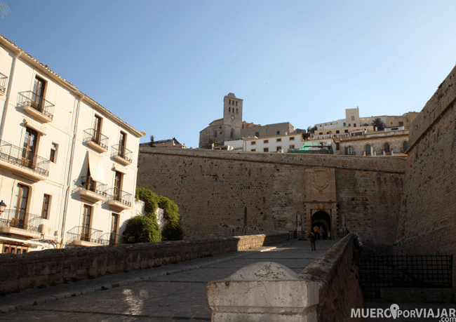El camino a la fortaleza de Dalt Vila en Ibiza