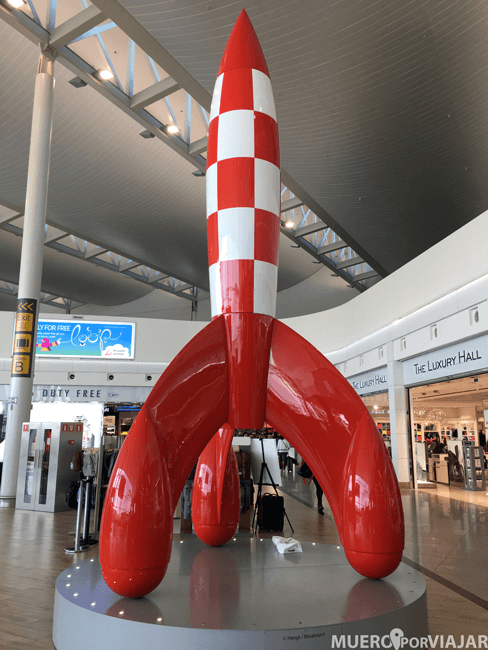 En el aeropuerto de Bruselas hay una figura del cohete de Tintin 