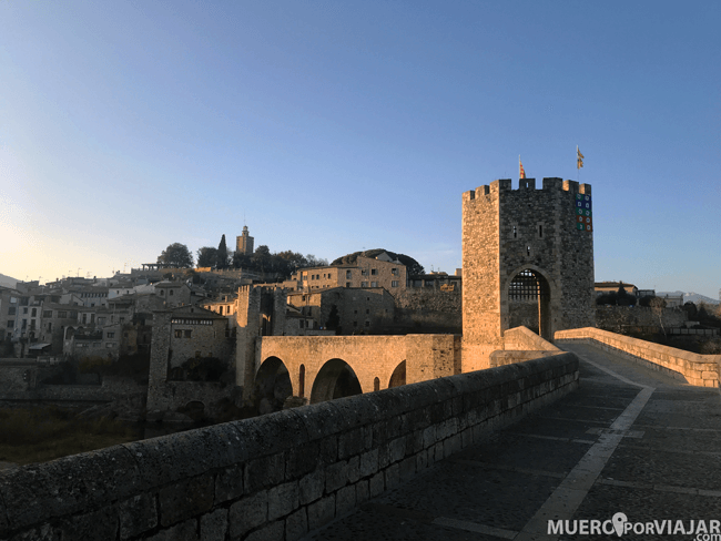 La preciosa vista de Besalú con su puente medieval