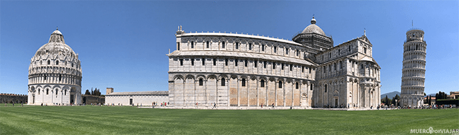 Imagen de toda la plaza del Duomo de Pisa 