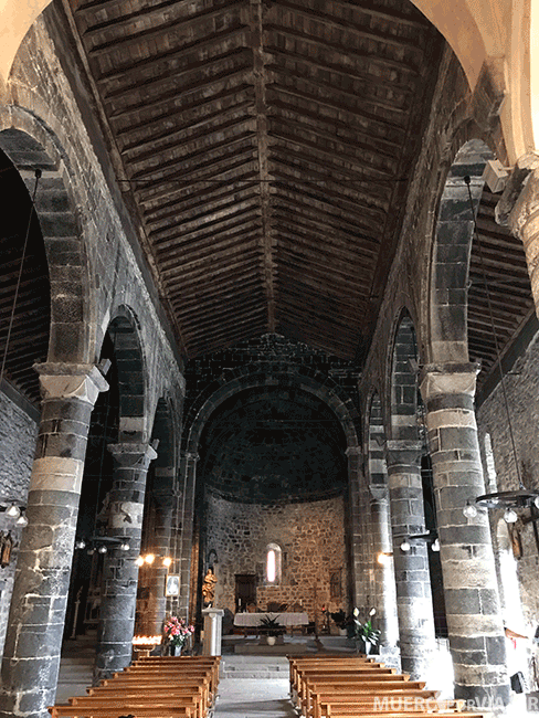 El interior de iglesia Santa Margherita di Antiochia en Vernazza