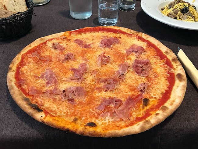 Pizza enorme en una pizzería en Cencenighe Agordino (Italia)