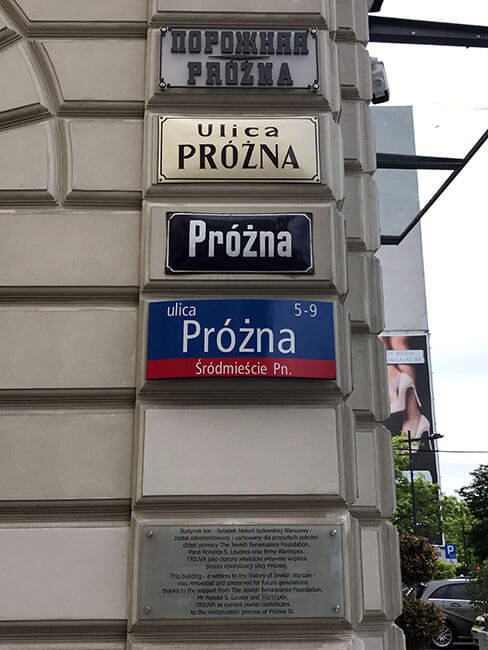 Los diferentes carteles de la calle Prozna a lo largo de los años