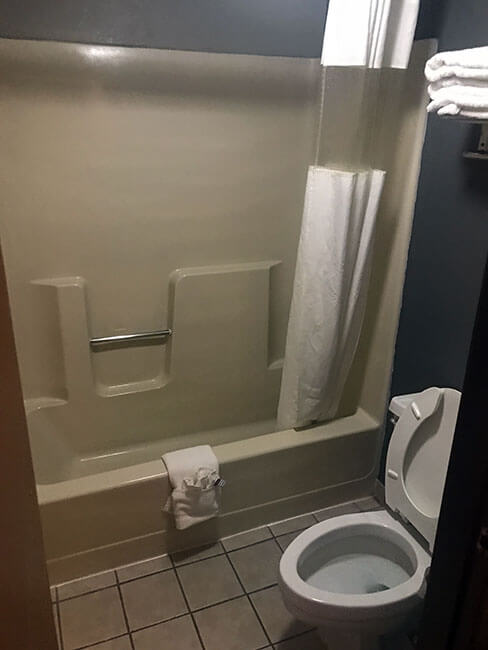 El baño de la habitación del hotel de St. Louis