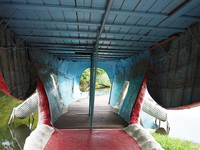 El interior de la Ballena Azul de Catoosa (Blue Whale) en la Ruta 66