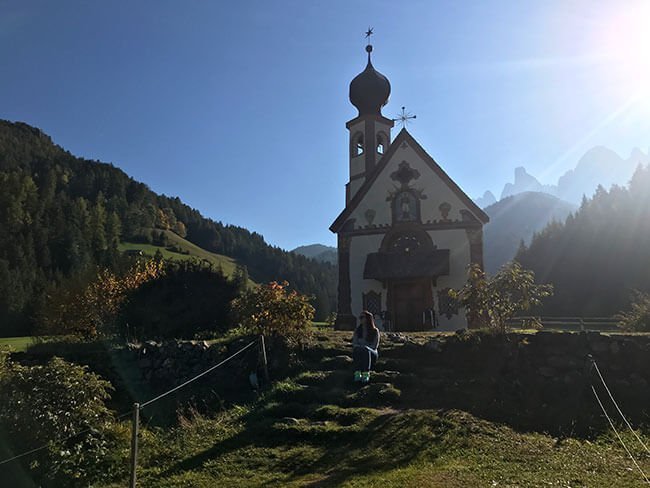 La La iglesia de San Giovani en los Dolomitas