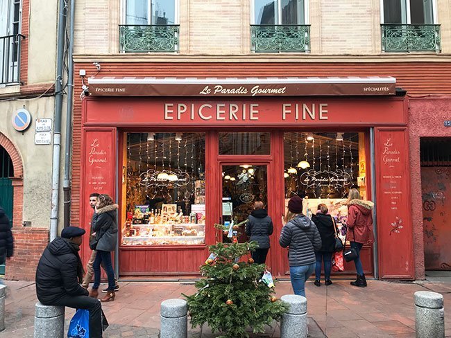 Las típicas fachadas de tiendas francesas en Toulouse