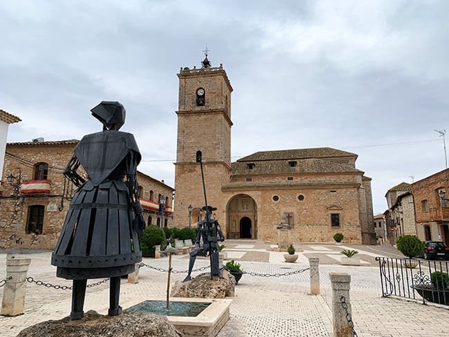 Estatua de Dulcinea y Don Quijote en la Plaza Mayor de El Toboso