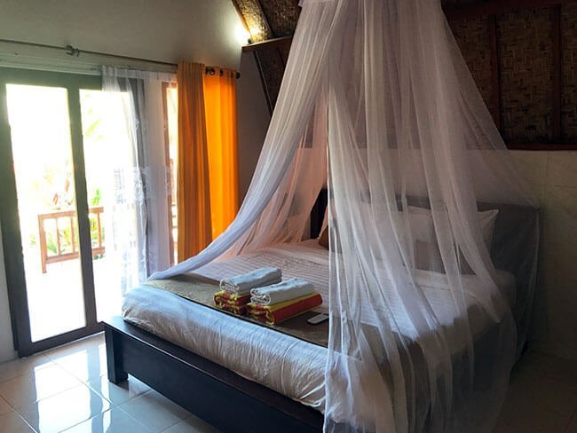 La habitacion del G Two Cottages, con la cortina anti mosquitos para la cama