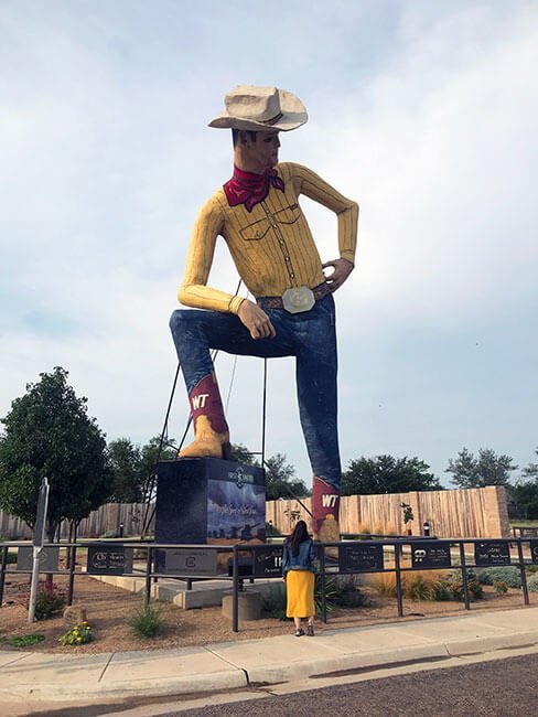 Una parada 100% USA es el Tex Randall Statue, un cowboy enorme