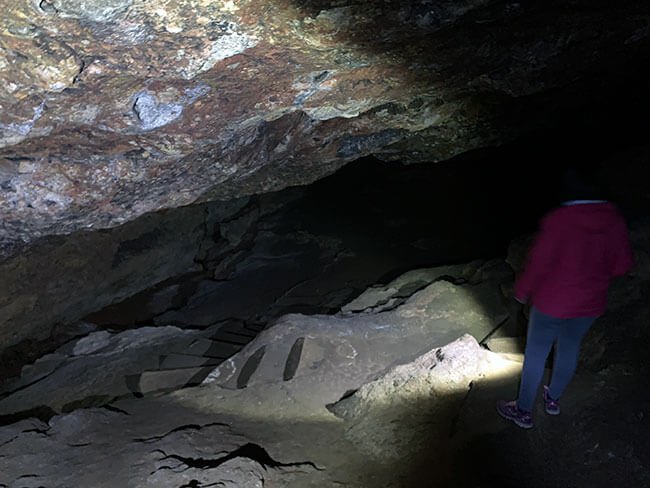 El interior de la cueva presenta una gruta por la que se puede caminar