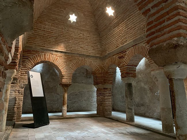Interior de los baños Árabes de Baza