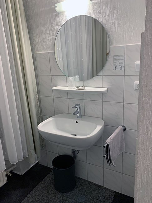 Lavabo en la habitación del hotel en Colonia