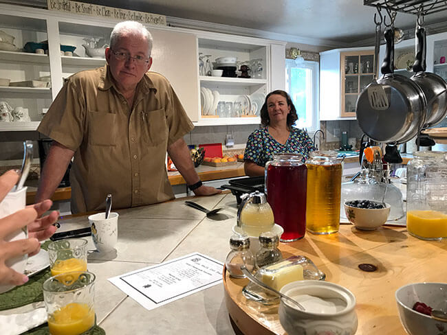 Los simpáticos James y Verda que nos acogieron en su casa