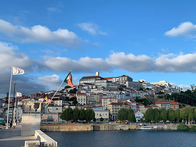 El casco antiguo de Coimbra desde el puente del rio Mondego