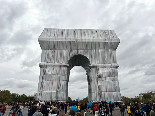 L'Arc de Triomphe de París con el evento artístico de Wrapped