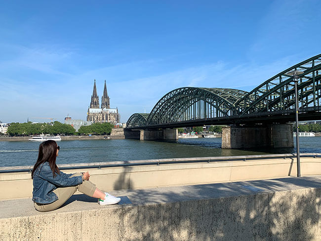 Puente Hohenzollern y la catedral de Colonia, Alemania