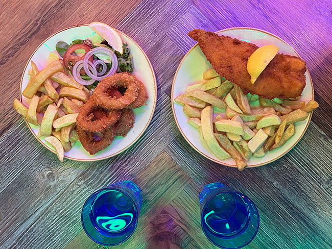Fish&chips y calamares con patatas en Blue Lagoon Fish & chips