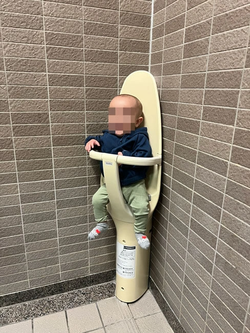Asiento para bebé en baño público de Japón Asiento para bebé en baño público de Japón